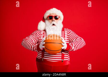 Ritratto del suo bel bel bel bel bel bel bello stupito grasso Overweight Santa nonno che gioca a basket gettando palla partita isolato sopra Foto Stock