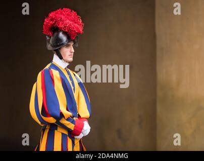 CITTÀ DEL VATICANO, VATICANO - 20 novembre 2015: Guardia Svizzera Papale in uniforme. Attualmente, il nome Guardia Svizzera si riferisce generalmente alla Guardia Svizzera Pontificia della Santa sede, di stanza in Vaticano a Roma Foto Stock