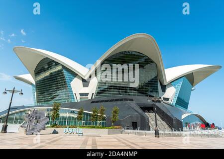 Baku, Azerbaigian – 2 agosto 2020. Centro commerciale Deniz Mall sul lungomare di Baku. Vista esterna in estate. Foto Stock