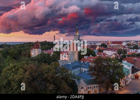 La casa di governo. Vista serale dall'alto di Tallinn, Estonia. Spettacolari nuvole viola nel cielo Foto Stock