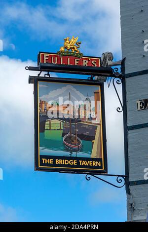 Cartello pub per The Bridge Tavern, a Old Portsmouth, Hampshire, Inghilterra, Regno Unito Foto Stock