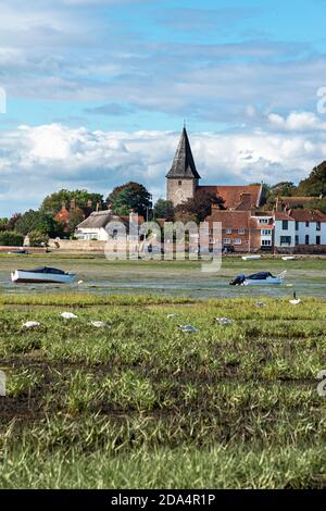 Il pittoresco villaggio di Chichester Harbour di Bosham a bassa marea in estate con i suoi bei vecchi cottage e case, West Sussex, Inghilterra, Regno Unito Foto Stock