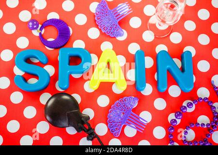 Parola Spagna fatto di lettere di plastica, castanet e bigiotteria gioielli Foto Stock
