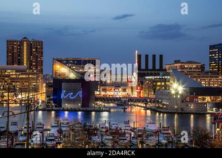 Baltimore Skyline al crepuscolo, Acquario Nazionale (con neon wave), e le barche in marina, Porto Interno, Patapsco River, Baltimore, Maryland, Stati Uniti d'America Foto Stock