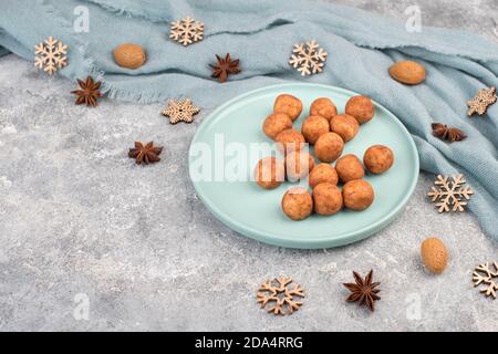 Patate marzapane, in tedesco chiamato Marzipankartoffeln, con cacao in polvere, dolci per natale, spazio vuoto copia Foto Stock