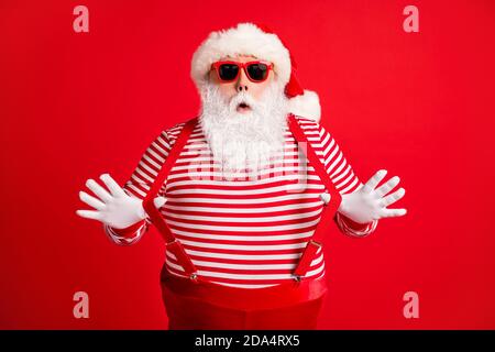 Ritratto del suo bel bel bel fumetto affascinante infantile stupito Babbo Natale con capelli grigi che ha divertimento tirando sospenditori look festal vestito isolato finito Foto Stock