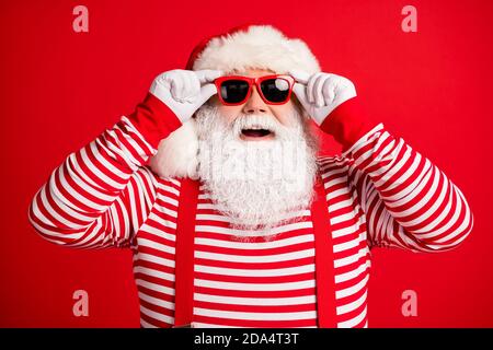 Primo piano ritratto del suo bel bel bel bel bel bel allegro allegria capelli grigi Babbo Natale indossare occhiali da sole toccanti stagione contrattazione reazione isolato su luminoso Foto Stock