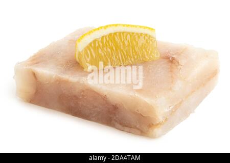 Filetto di pesce surgelato rapido con un cuneo di limone isolato su bianco. Foto Stock