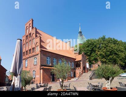 Mölln: Municipio, torre della chiesa di San Nicolai, Herzogtum Lauenburg, Schleswig-Holstein, Germania Foto Stock