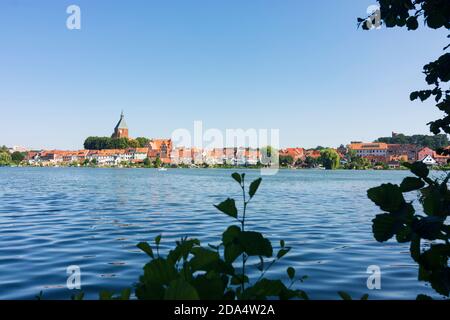 Mölln: lago Stadtsee, Città Vecchia, chiesa di San Nicolai, Herzogtum Lauenburg, Schleswig-Holstein, Germania Foto Stock