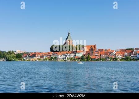 Mölln: lago Stadtsee, Città Vecchia, chiesa di San Nicolai, Herzogtum Lauenburg, Schleswig-Holstein, Germania Foto Stock