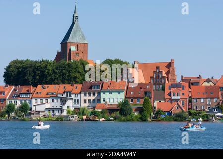 Mölln: lago Stadtsee, Città Vecchia, chiesa di San Nicolai, Herzogtum Lauenburg, Schleswig-Holstein, Germania Foto Stock