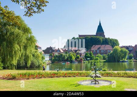 Mölln: lago Stadtsee, Città Vecchia, chiesa di San Nicolai, Herzogtum Lauenburg, Schleswig-Holstein, Germania Foto Stock