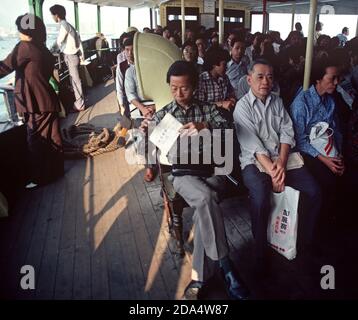 Passeggeri su Star Ferry tra l'Isola di Hong Kong e Kowloon, Hong Kong, anni 80 Foto Stock