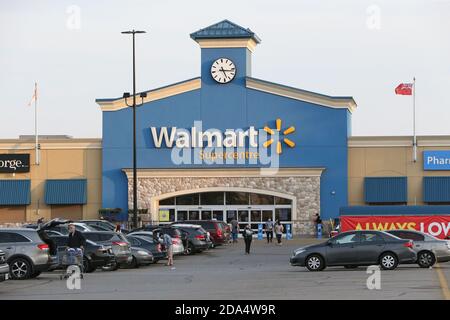 Walmart Super Center Sign at entrace.335 Farmer's Market Rd, Waterloo Ontario Canada Luke Durda/Alamy Foto Stock