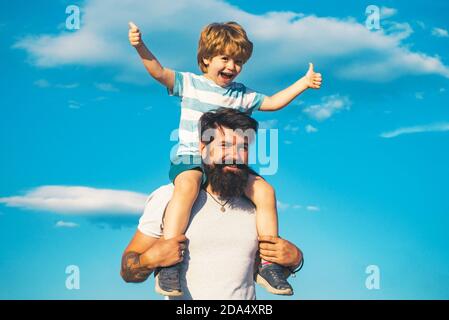 Generazione di uomini. Padre e figlio - sogno di volare. Bambino felice. Foto Stock