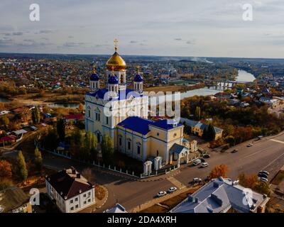 Vista aerea dal drone della Cattedrale dell'Ascensione in autunno Yelet, regione di Lipetsk, Russia Foto Stock