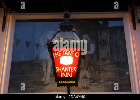 Ayr, Ayrshire, Scozia, Regno Unito, tradizionale lampada quadrata fuori dal Tam o Shanter Pub. La locanda tradizionale si reputa il più vecchio locale autorizzato in Ayr ed è stato stabilito in 1749. Foto Stock