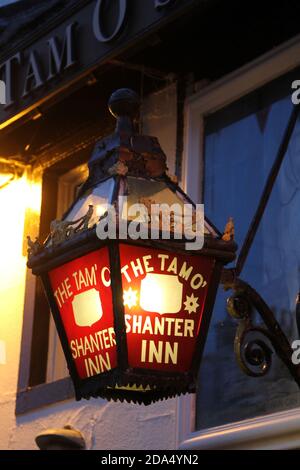 Ayr, Ayrshire, Scozia, Regno Unito, tradizionale lampada quadrata fuori dal Tam o Shanter Pub. La locanda tradizionale si reputa il più vecchio locale autorizzato in Ayr ed è stato stabilito in 1749. Foto Stock