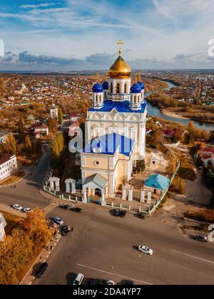 Vista aerea dal drone della Cattedrale dell'Ascensione in autunno Yelet, regione di Lipetsk, Russia Foto Stock