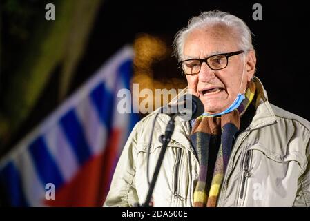 Germania, Berlino, 09 novembre 2020: KURT HILLMAN, sopravvissuto all'olocausto, parla di commemorare le vittime del regime nazista durante un raduno al Memoriale della deportazione di Levetzowstraße a Berlino-Moabit, l'82° anniversario dei pogrom antisemiti di novembre del 9 novembre 1938, noti anche come Kristallnacht o Notte dei vetri rotti. Gli attacchi commessi dai nazisti sono stati il preludio alla violenza aperta contro gli ebrei. Circa 400 ebrei sono stati assassinati durante la notte e centinaia di altri sono stati arrestati, deportati e torturati. Più di 1,400 sinagoghe così come migliaia di negozi, appartamenti e. Foto Stock