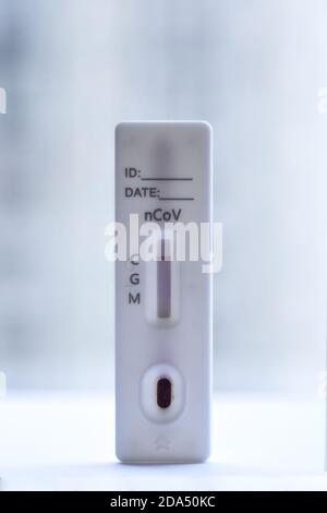 Test rapido per la covid, è necessaria una goccia di sangue e il risultato è pronto entro 10 minuti Foto Stock