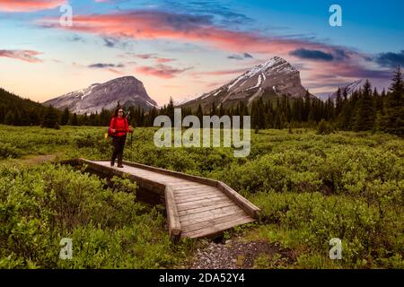 Donne Backpacker Escursioni in Canadian Rockies Foto Stock