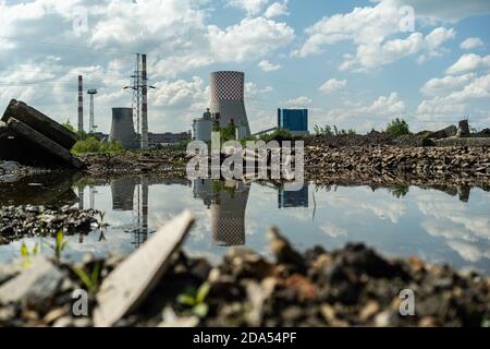 Centrale elettrica industriale, centrale elettrica, centrale elettrica. Industria in Europa, Polonia, Bedzin.aria inquinamento da camini. Ecologia e ambiente. R Foto Stock