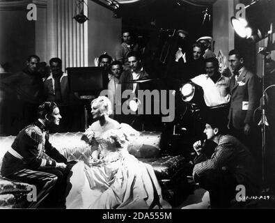 RONALD COLMAN MADELEINE CARROLL sul set candido con il regista JOHN CROMWELL e Movie Crew, tra cui il cinematografo James Wong Howe durante le riprese del PRIGIONIERO DEL regista di ZENDA 1937 JOHN CROMWELL romanzo Anthony Hope sceneggiatura John L. Balderston musica Alfred Newman costumi Ernest Dryden art regia Lyle R. Wheeler produttore David O. Selznick Selznick International Pictures / Artisti Uniti Foto Stock