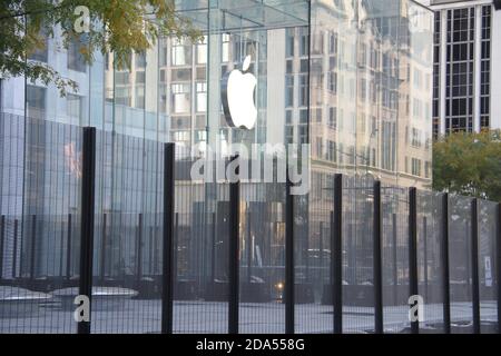 New York, Stati Uniti. 9 Nov 2020. (NUOVO) Apple Store totalmente recintato nella paura di saccheggiare dopo il risultato delle elezioni USA. 9 novembre 2020, New York, USA: Apple Store sulla 5th Avenue è completamente recintato tutto intorno a causa della paura di saccheggi che potrebbe avvenire dopo il risultato delle elezioni degli Stati Uniti. Joe Biden è stato nominato vincitore come 46esimo presidente eletto degli Stati Uniti, mentre il presidente Donald Trump ha rifiutato di concedere durante la presentazione di tute e di legge e racconta.Credit: Niyi Fote /Thenews2. Credit: Niyi Fote/TheNEWS2/ZUMA Wire/Alamy Live News Foto Stock