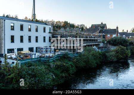Sono in corso lavori di costruzione per lo sviluppo di unità residenziali a Chapelizod, sulle rive del fiume Liffey a Dublino, Irlanda. Foto Stock