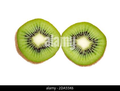 Kiwi frutta isolato su sfondo bianco. Frutta intera kiwi e segmenti tagliati a fette. Foto Stock