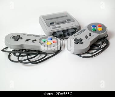 Norwich, Norfolk, Regno Unito – Novembre 08 2020. Foto editoriale illustrativa di una console di gioco all-in-one basata sul retro Super Nintendo Entertainment S. Foto Stock