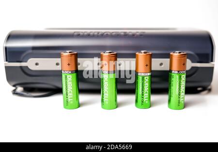 Norwich, Norfolk, Regno Unito – Novembre 08 2020. Foto editoriale illustrativa batterie AA ricaricabili Duracell e un caricabatterie Duracell isolato di nuovo Foto Stock