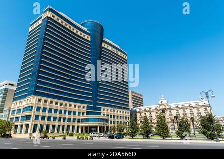 Baku, Azerbaigian – 8 agosto 2020. Edificio moderno occupato dall'Hilton Hotel a Baku. Vista senza persone in estate. Foto Stock