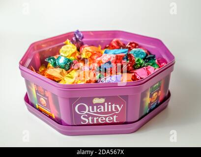 Norwich, Norfolk, Regno Unito – Novembre 08 2020. Foto editoriale illustrativa di una scatola di plastica piena di cioccolatini di Quality Street. Foto Stock