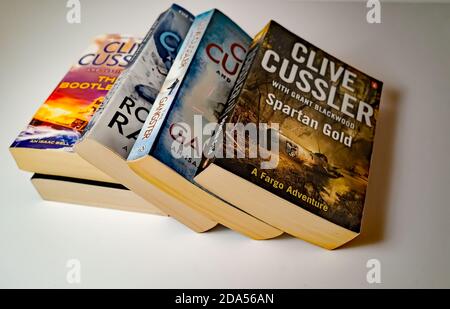 Norwich, Norfolk, Regno Unito – Novembre 08 2020. Foto editoriale illustrativa di una selezione di libri cartacei di genere thriller scritti da Clive Cussler isolat Foto Stock