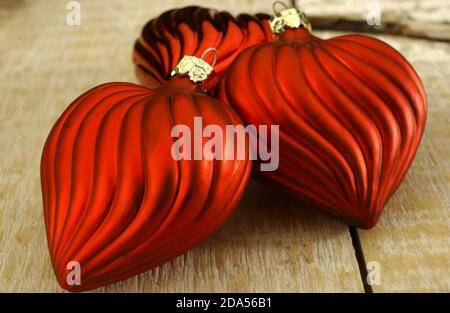 ASSORTIMENTO DI ORNAMENTI NATALIZI IN VETRO COLORATO Foto Stock