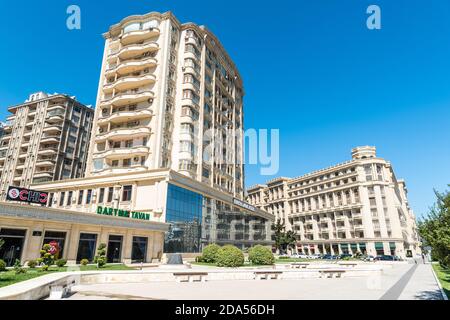 Baku, Azerbaigian – 2 settembre 2020. Vista sulla strada con moderni edifici residenziali lungo il viale Heydar Aliyev a Baku. Foto Stock