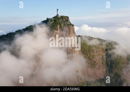 Vista della statua Art Deco del Cristo Redentore sul monte Corcovado a Rio de Janeiro, Brasile. Foto Stock