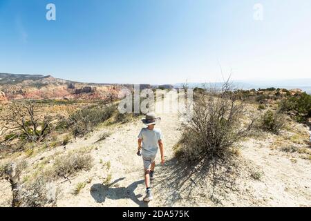 Escursioni per ragazzi lungo il sentiero Chimney Rock, attraverso un paesaggio canyon protetto Foto Stock