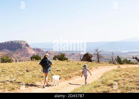 Escursione in famiglia sul sentiero Chimney Rock attraverso un protetto canyon paesaggio Foto Stock