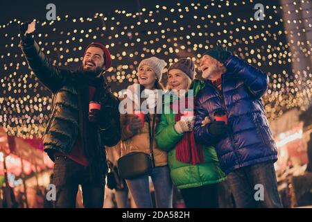 Ritratto di bella bella famiglia allegra divertirsi trascorrere il tempo street city mercato urbano celebrazione di nuovo anno prendendo facendo selfie mostra segno v. Foto Stock