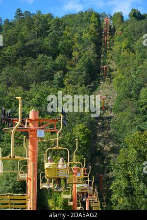 La colorata seggiovia panoramica Gatlinburg Sky Lift Ride con le persone che godono la vista mentre salgono fino allo Sky bridge e Skydeck con vista, t Foto Stock