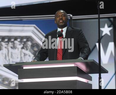 Cleveland, Stati Uniti d'America. 19 luglio 2016. CLEVELAND, OH - 19 LUGLIO: Ben Carson il secondo giorno della Convention Nazionale Repubblicana il 19 luglio 2016 presso la Quicken Loans Arena a Cleveland, Ohio. Si stima che a Cleveland ci siano 50,000 persone, tra cui centinaia di manifestanti e membri dei media. People: Ben Carson Credit: Storms Media Group/Alamy Live News Foto Stock