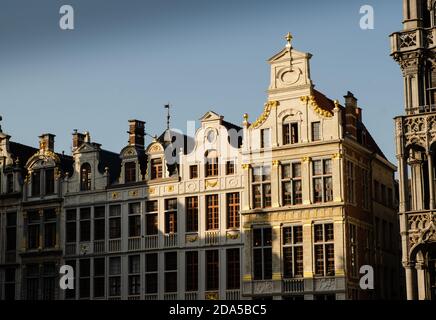 Bruxelles, Belgio, agosto 2019. La Grande Piazza o Grote Markt. La luce notturna esalta la bellezza dei magnifici edifici barocchi e gotici Foto Stock