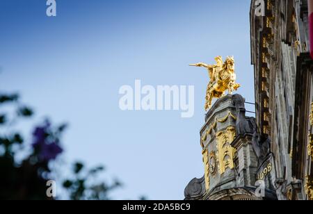 Bruxelles, Belgio, agosto 2019. La Grande Piazza o Grote Markt. La luce notturna esalta la bellezza dei magnifici edifici barocchi e gotici Foto Stock