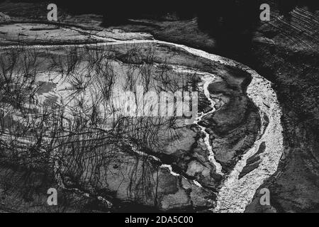Desertificazione panorama morto a Vagli dove passa un piccolo fiume attraverso un deserto che significa cambiamento climatico è un globale danni alla massa Foto Stock