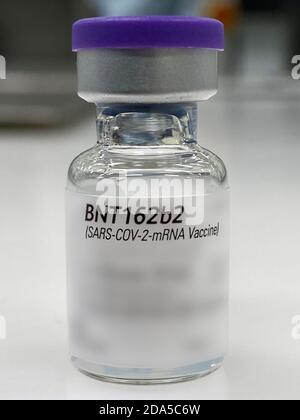 Lunedì 9 novembre Pfizer e Biontech annunciano il primo vaccino contro Covid 19 . Il vaccino BNT162b2 ha completato i test di fase 3 con un tasso di successo superiore al 90% in uno studio di 43.538 partecipanti 42% con background diversi . Pfizer ritiene che sarà in grado di fornire 50 milioni di dosi entro la fine del 2020 e circa 1.3 miliardi entro la fine del 2021. Esattamente chi sarà immunizzato prima dipenderà da dove Covid si sta diffondendo quando il vaccino diventa disponibile e in quali gruppi è più effettivo . L'età è di gran lunga il più grande fattore di rischio per Covid . Foto Stock