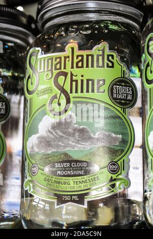 Primo piano di Mason Jar of Moonshine con etichetta per Sugarlands Shine, Silver Cloud, presso la distilleria Sugarlands, a Gatlinburg, TN, nelle Smoky Mtns Foto Stock